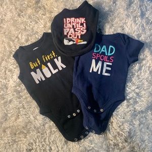OLD NAVY LOT OF 2 ONE-PIECES & BIB 0-3 MONTHS